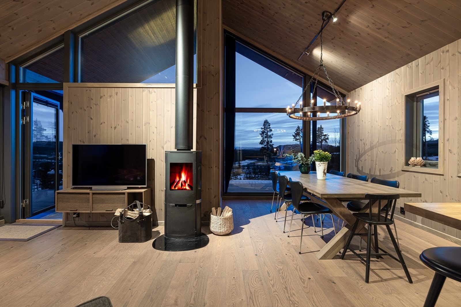 Romslig stue og kjøkken hvor du har plass til mange gjester. Legg merke til den luftige utsikten Galleribilde