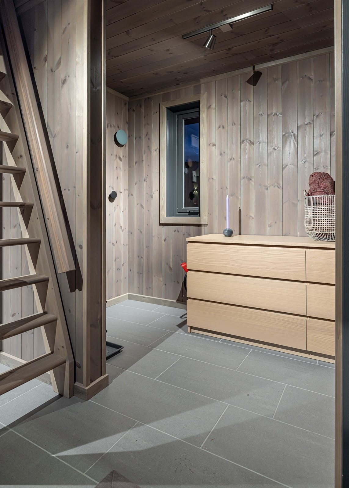 Velkommen inn. Flislagt entré med varmekabler. Trapp opp til hemsen Galleribilde