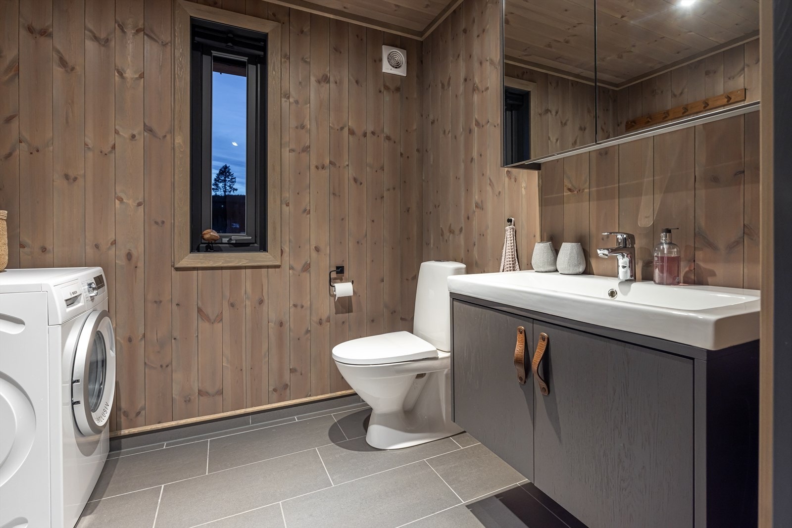 Nydelig flislagt bad. Pent brukt Galleribilde