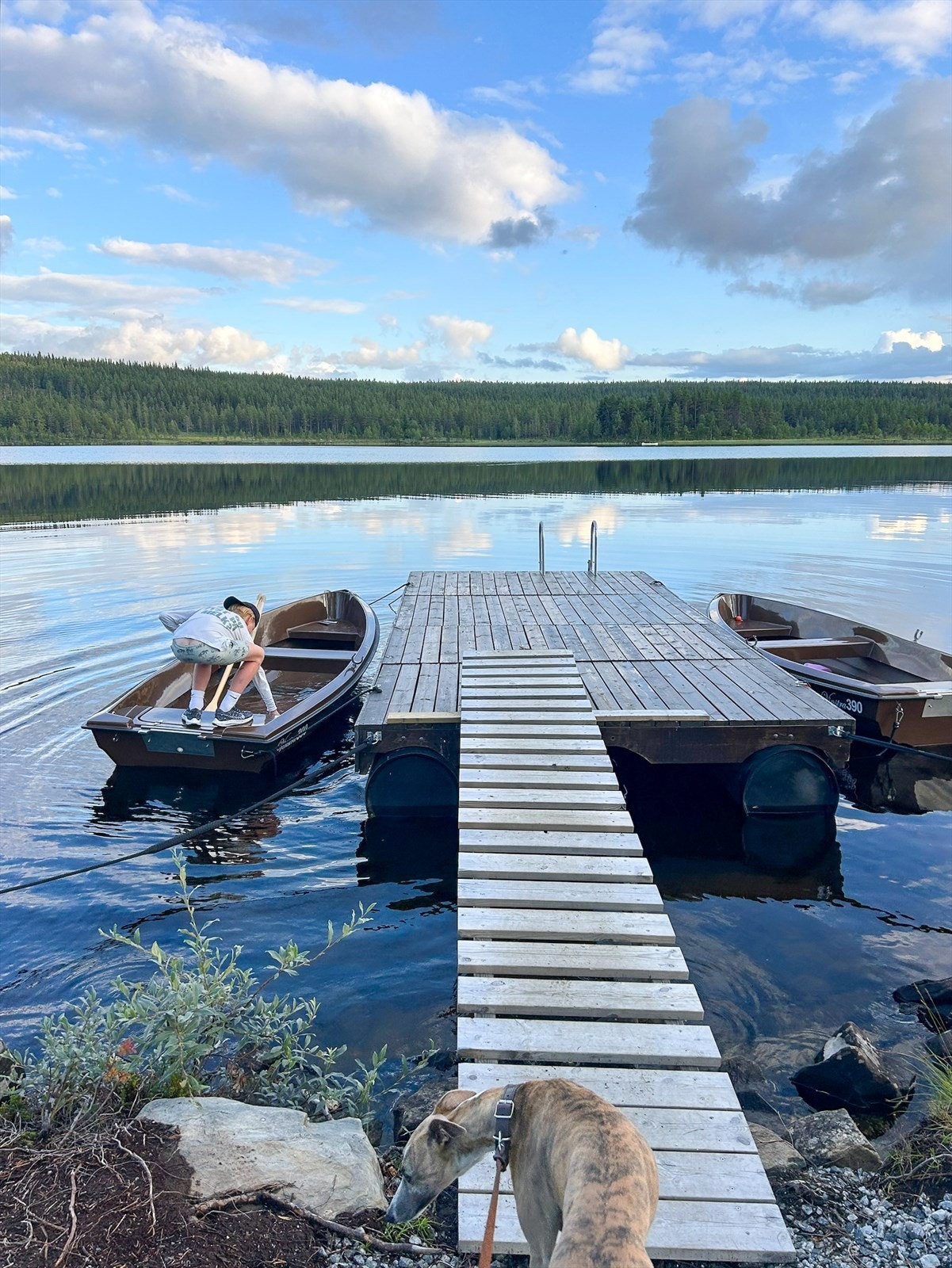 På Synstevatn ligger det båter som hytteeierne kan benyttes seg av. Perfekt for fisketurer Galleribilde