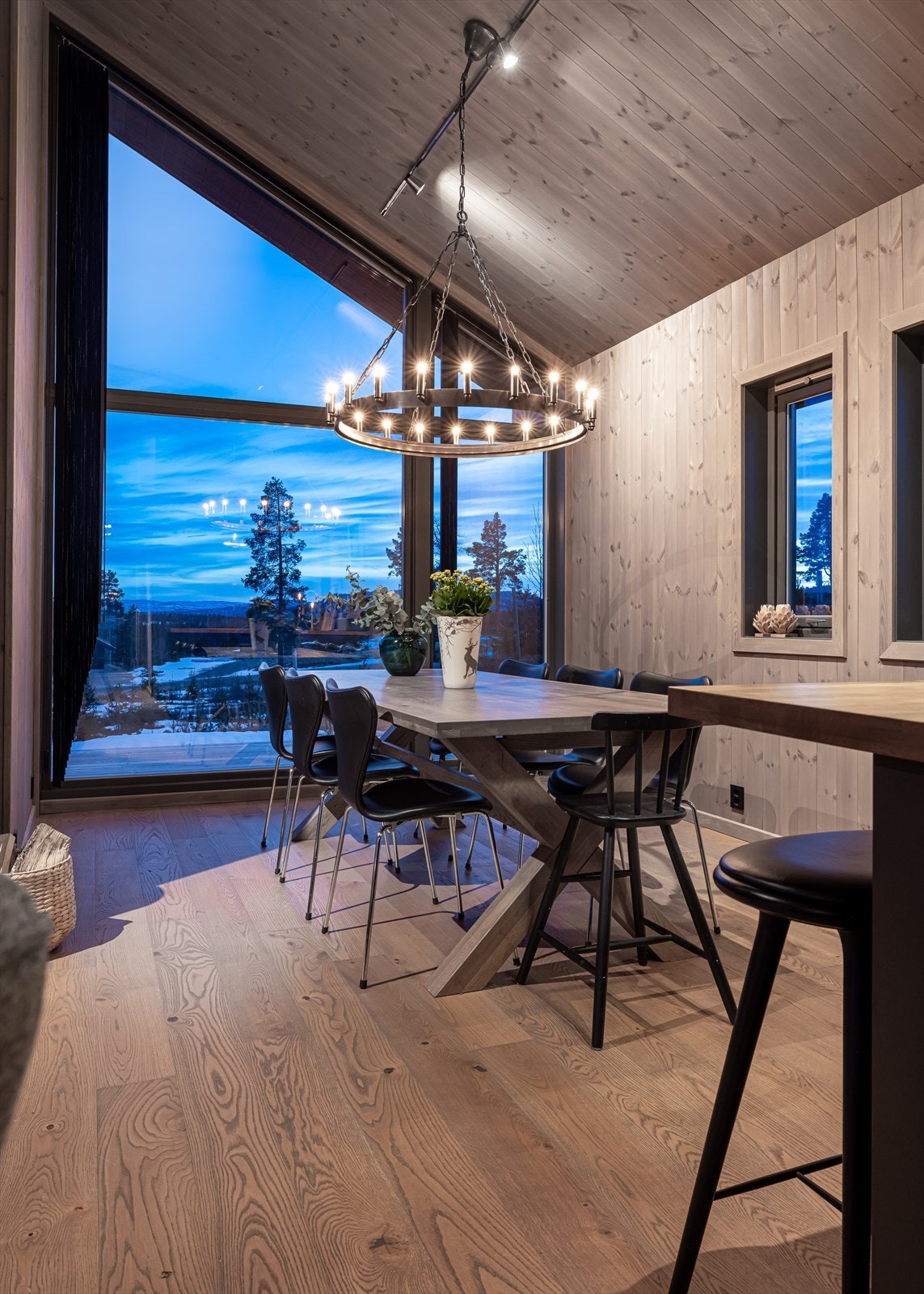 Spisestue med plass til langt spisebord. Sjekk den utsikten Galleribilde