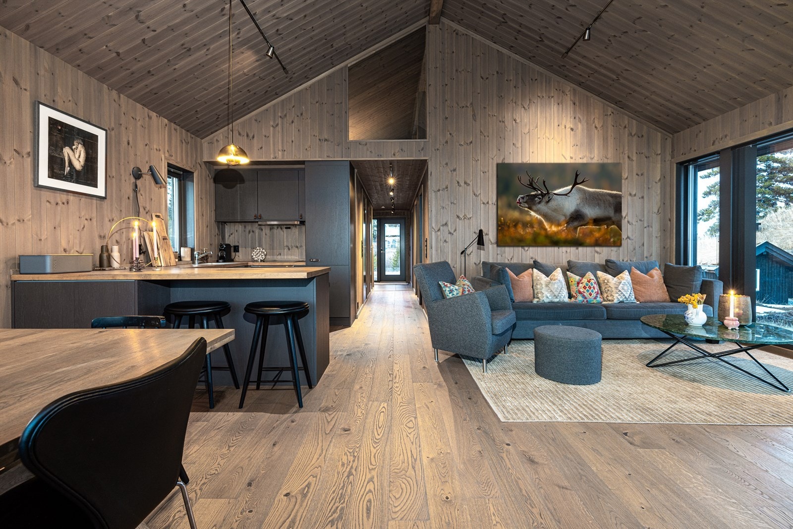 Perfekt kombinasjon med det lune panelen og varme gulvet. Sosial og fin planløsning Galleribilde