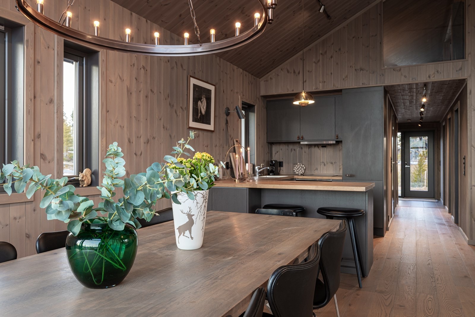 Romslig stue og kjøkken hvor du har plass til mange gjester Galleribilde