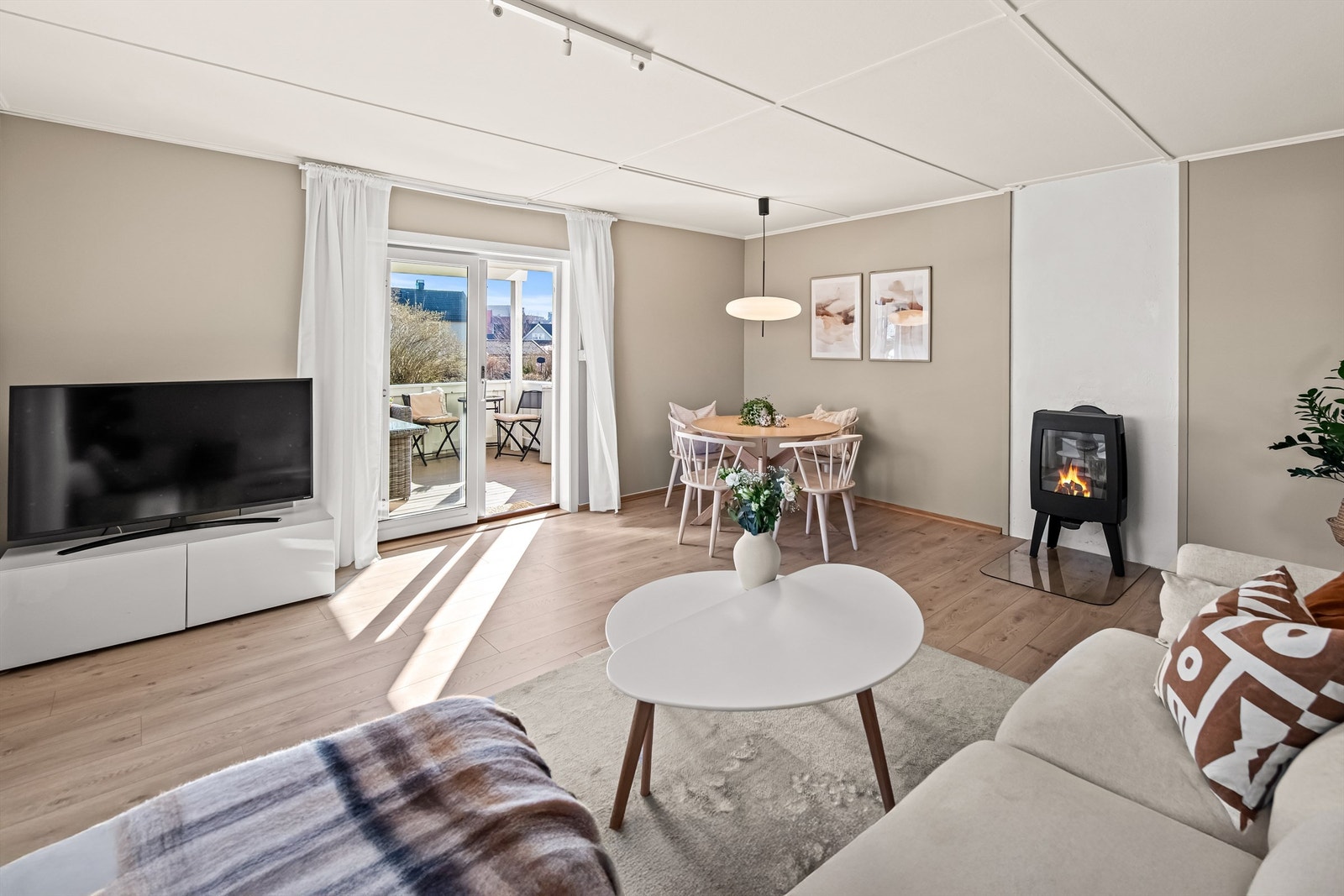 Her er det plass til både sittegruppe og spisestue Galleribilde