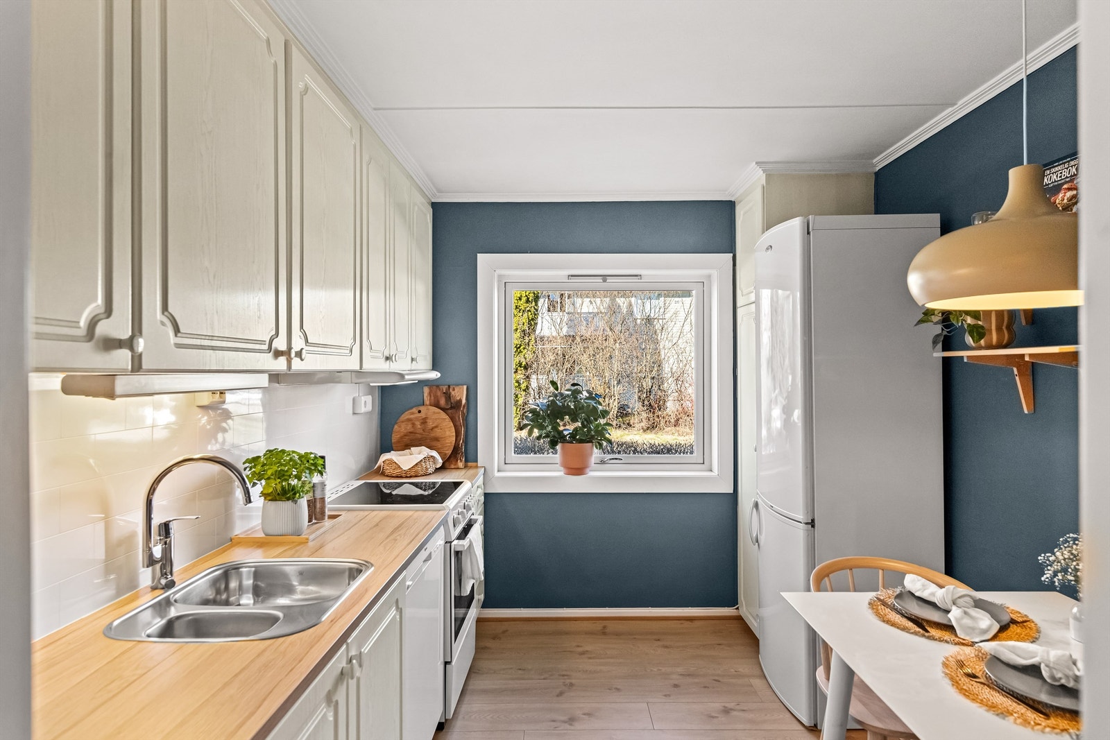 Kjøkkenet er i lys utførelse med profilerte fronter, her er det godt med både skap og benkplass Galleribilde