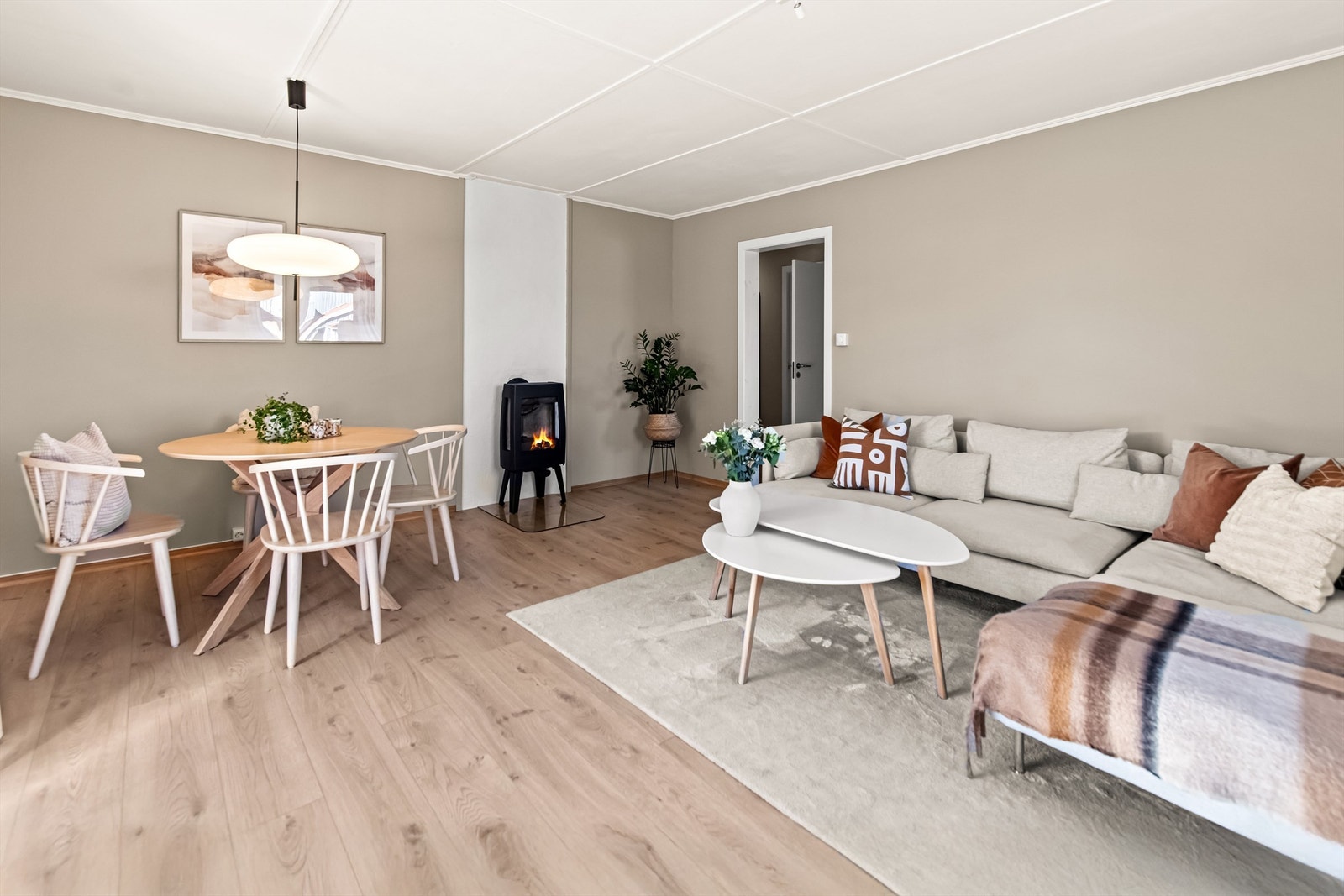 En deilig peisovn er det også i stuen for de kjøligste dager. Galleribilde