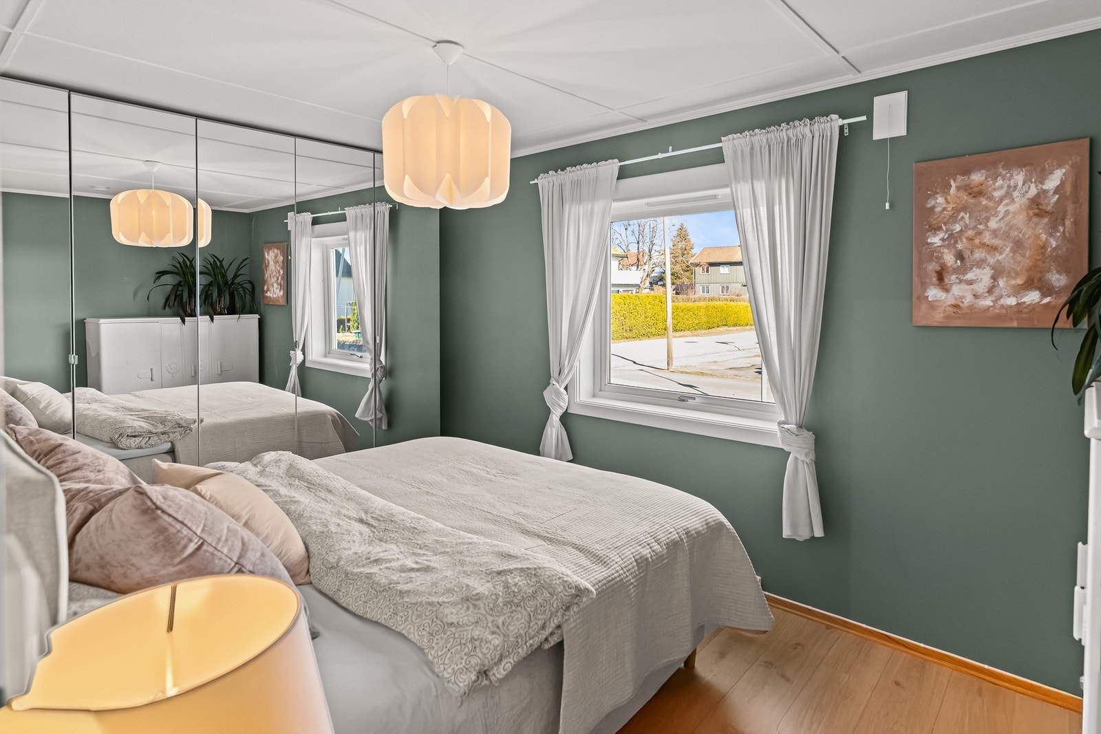 God størrelse på soverommet som også har romslig garderobeløsning Galleribilde