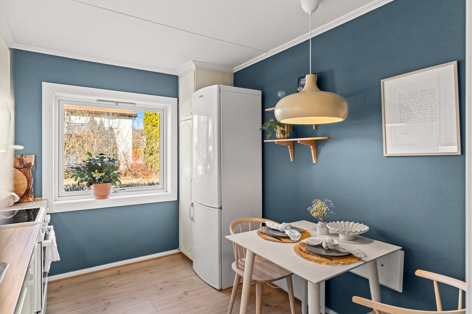 Her er det god plass til kjøkkenbord for travle hverdagsfrokoster eller lange helgefrokoster Galleribilde