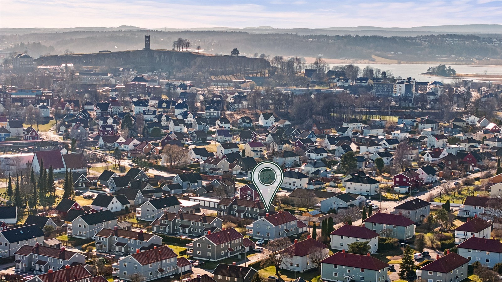 For pendlere er det også kort vei til togstasjon eller bussforbindelser Galleribilde