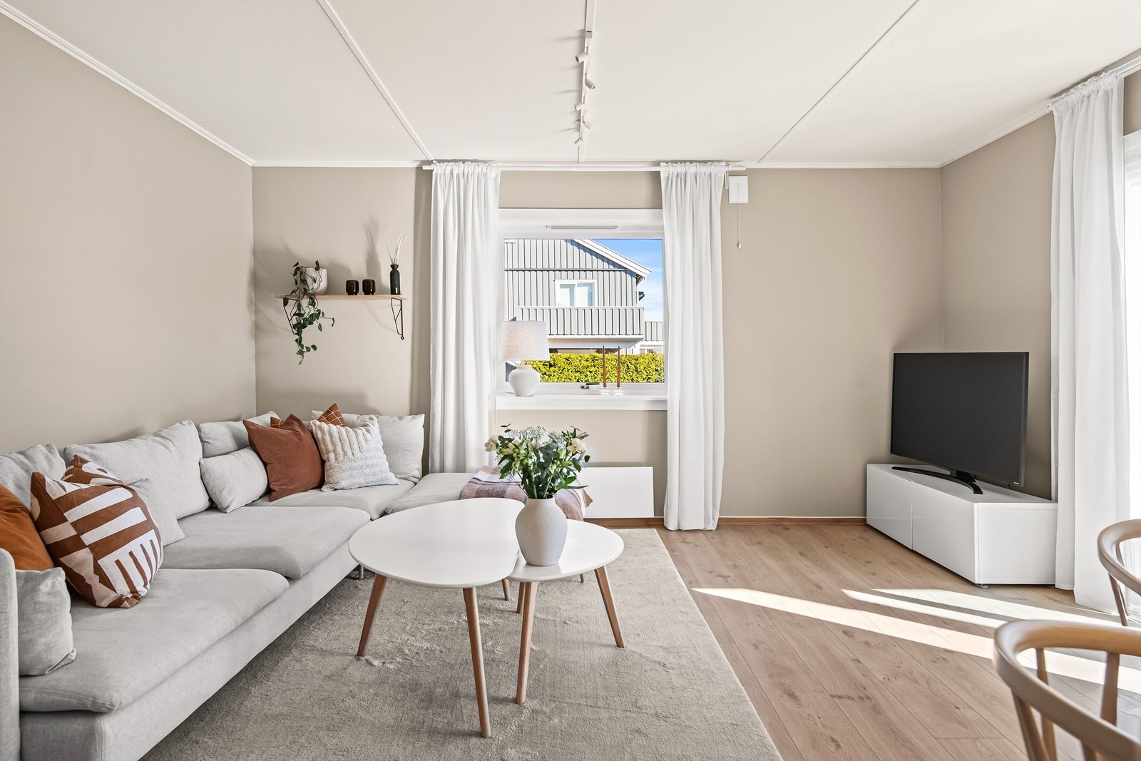 Stuen har plass til stor og deilig sofagruppe der kveldsroen kan senke seg. Galleribilde