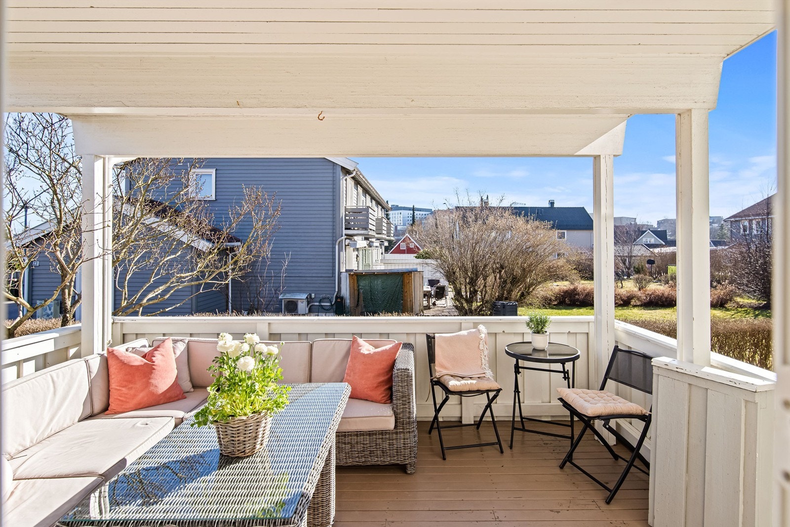 Terrassen er overbygget slik at man kan sitte ute selv med litt duskregn Galleribilde