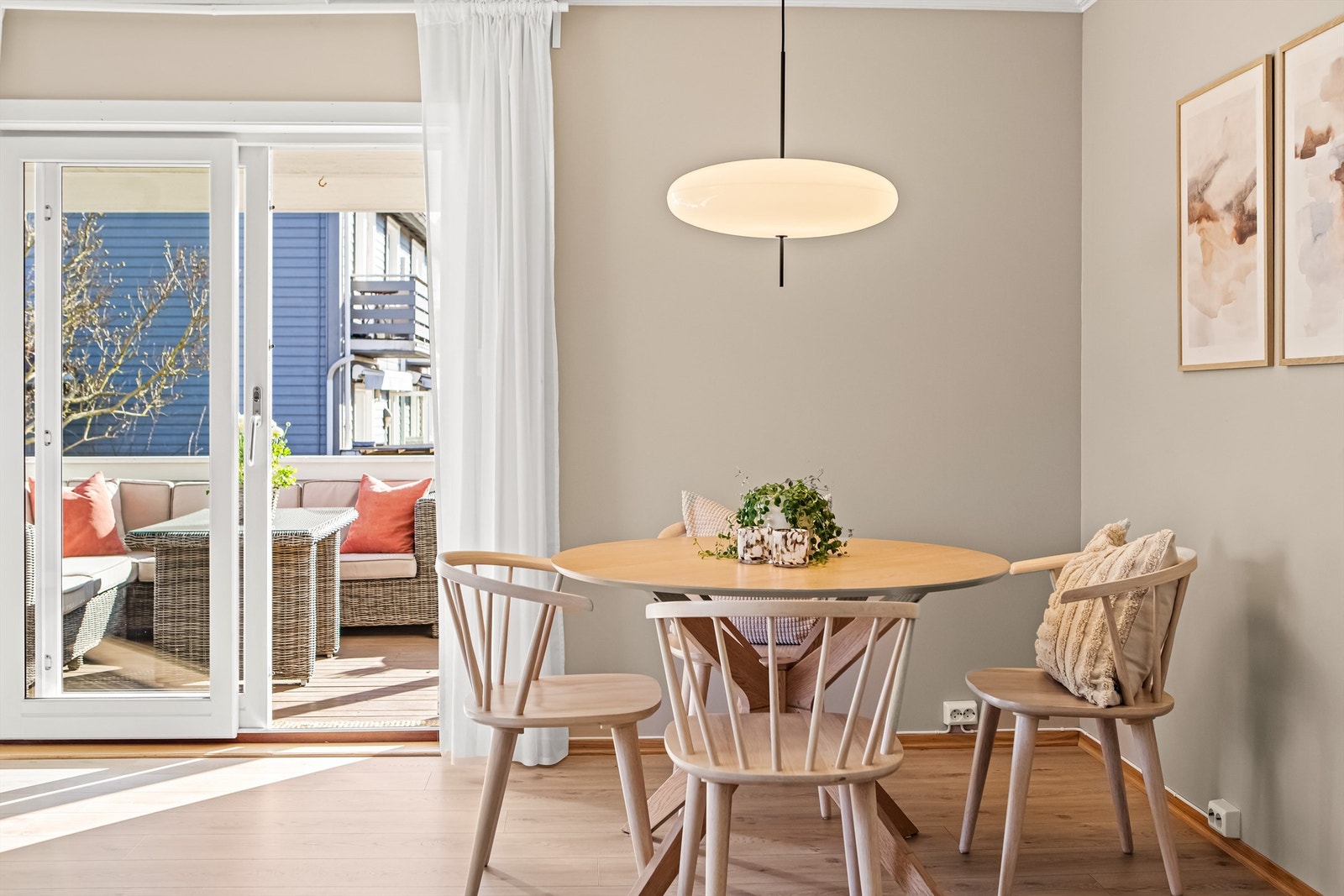 Plass til koselig spisestue og direkte adkomst ut til terrasse Galleribilde