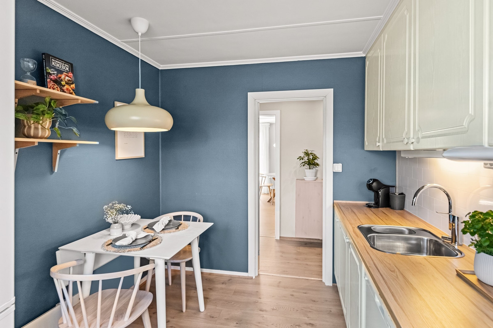 Kjøkkenet ligger separat fra stuen med dør som kan lukkes Galleribilde