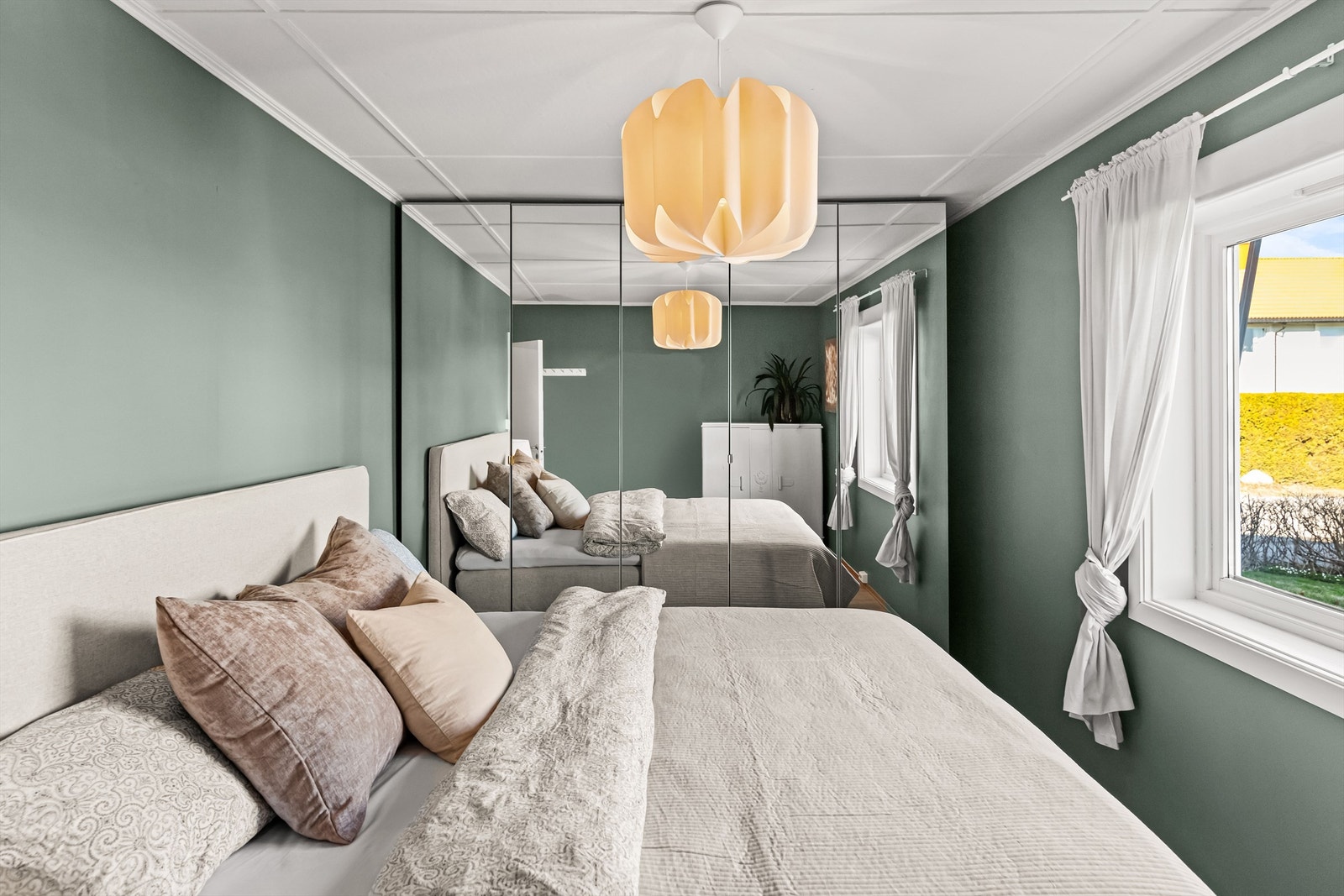 God plass i speilskap til klær Galleribilde