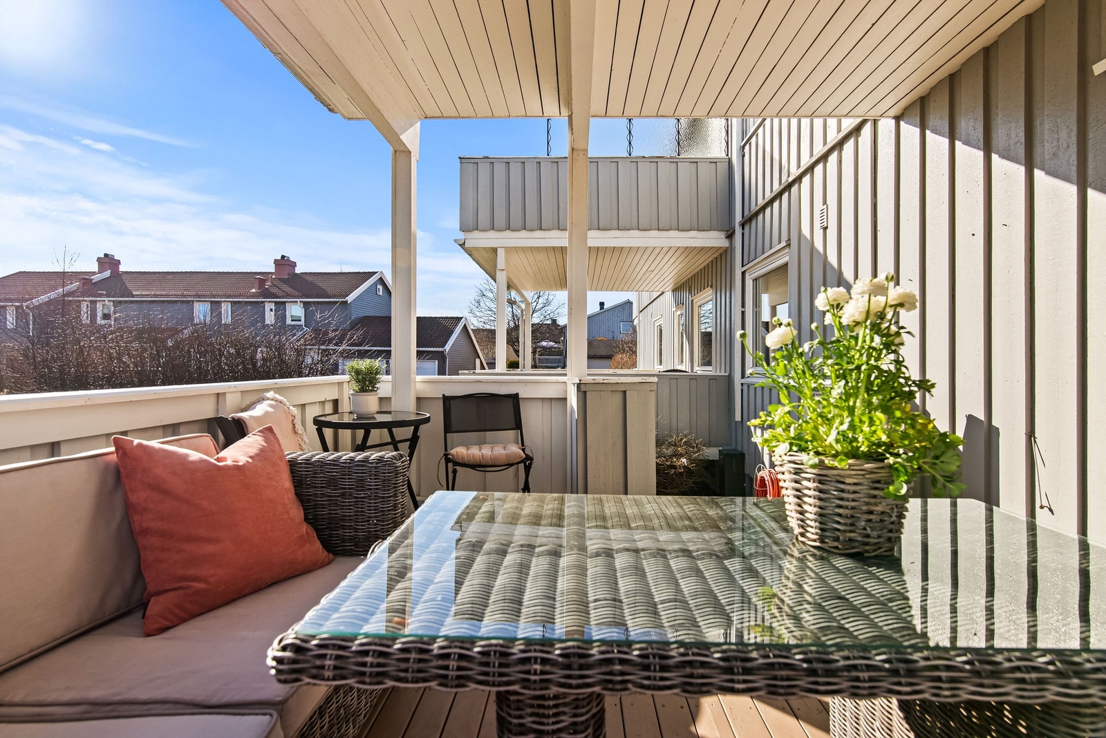 Uteplassen er vendt mot syd/vest så her er det godt med sol hele dagen Galleribilde