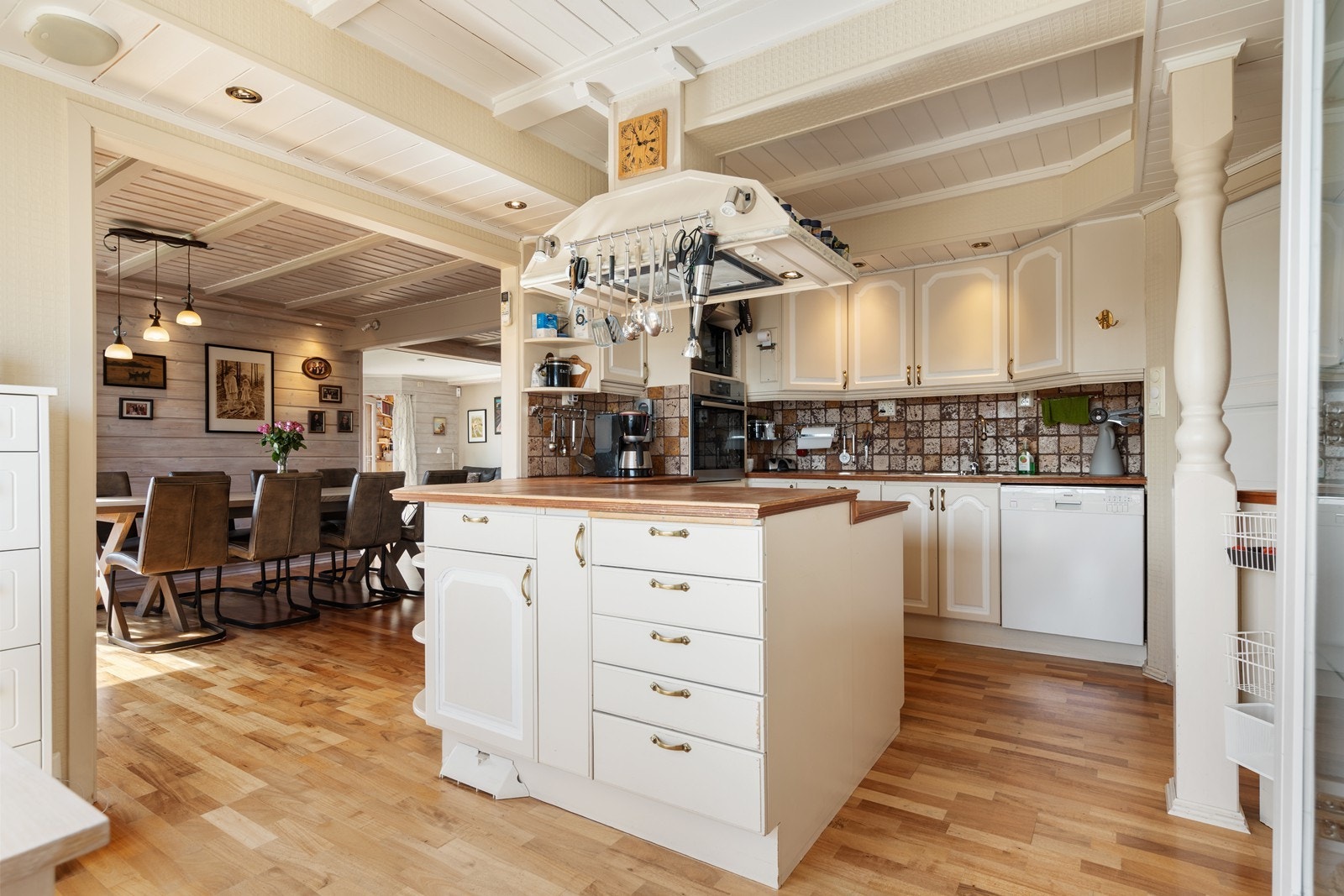 Rikelig av skap og benkeplass Galleribilde