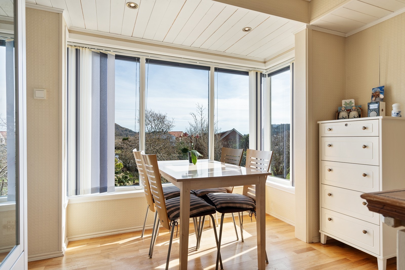 Hyggelig spiseplass ved vindu Galleribilde