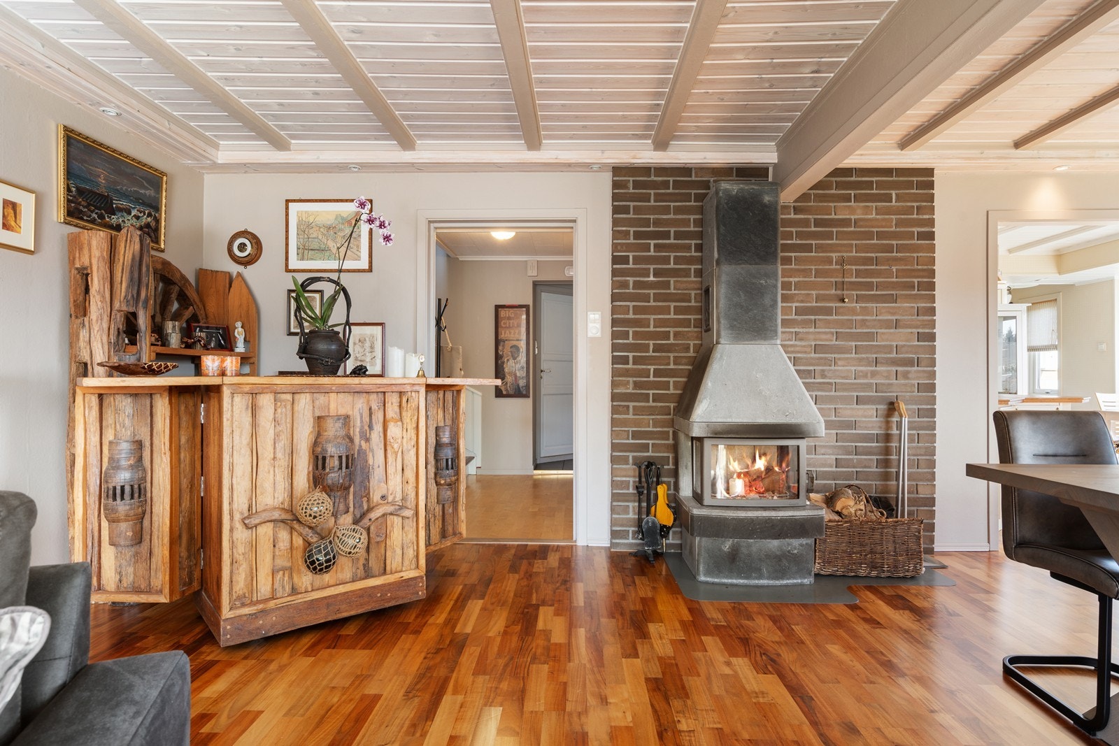 Flott klebersteinspeis som er synlig fra stue og spisestue Galleribilde