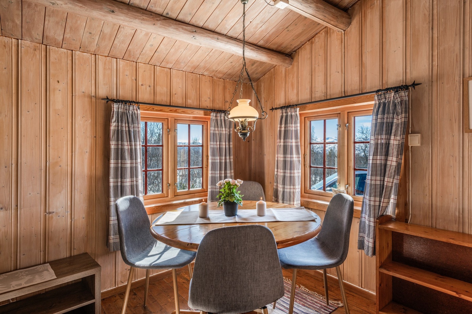 Flott utsikt mot Skisenteret og Vidda fra spisebordet Galleribilde