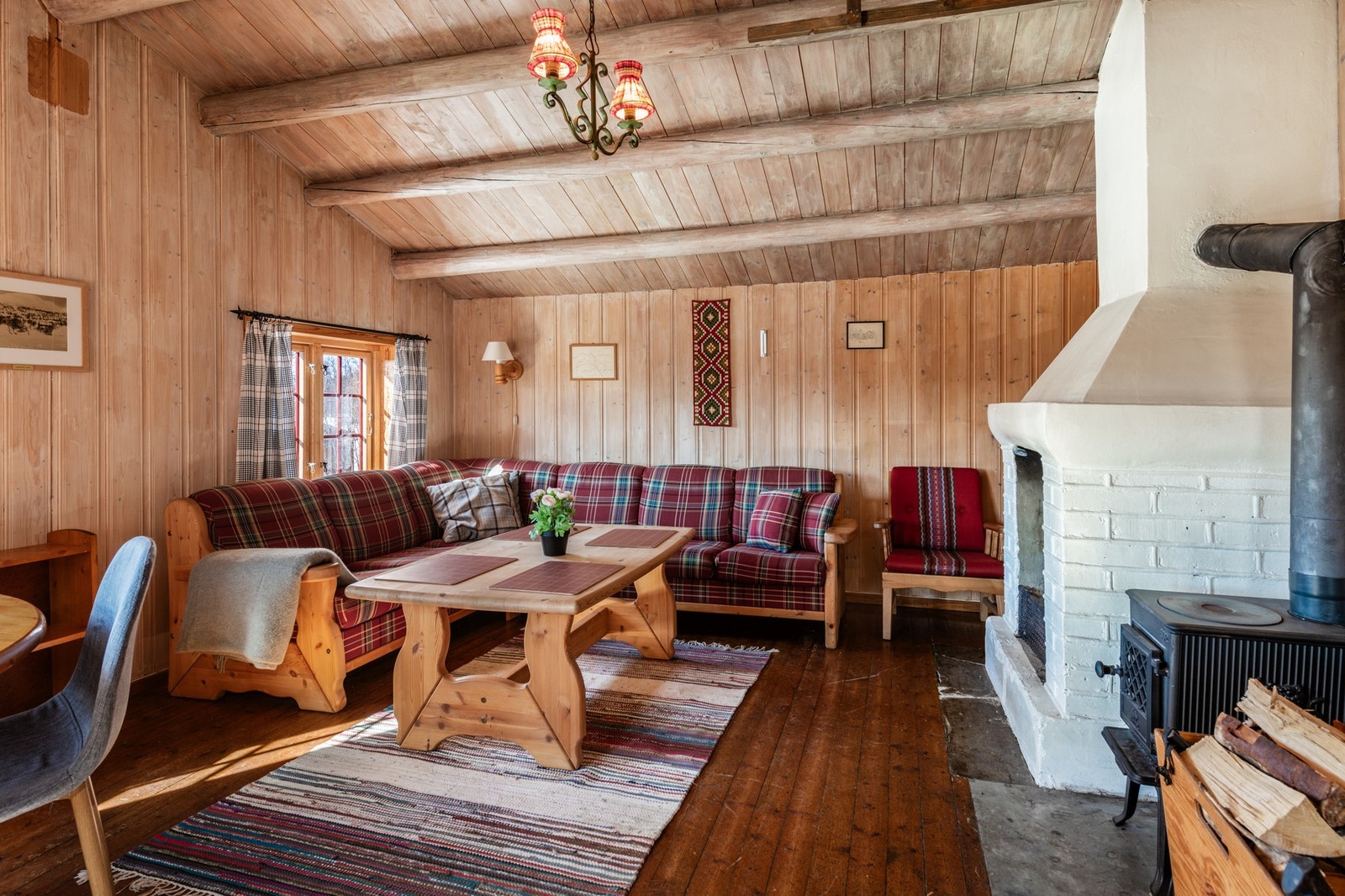Det gamle delen byr på en rustikk stue med synlige åser. Galleribilde
