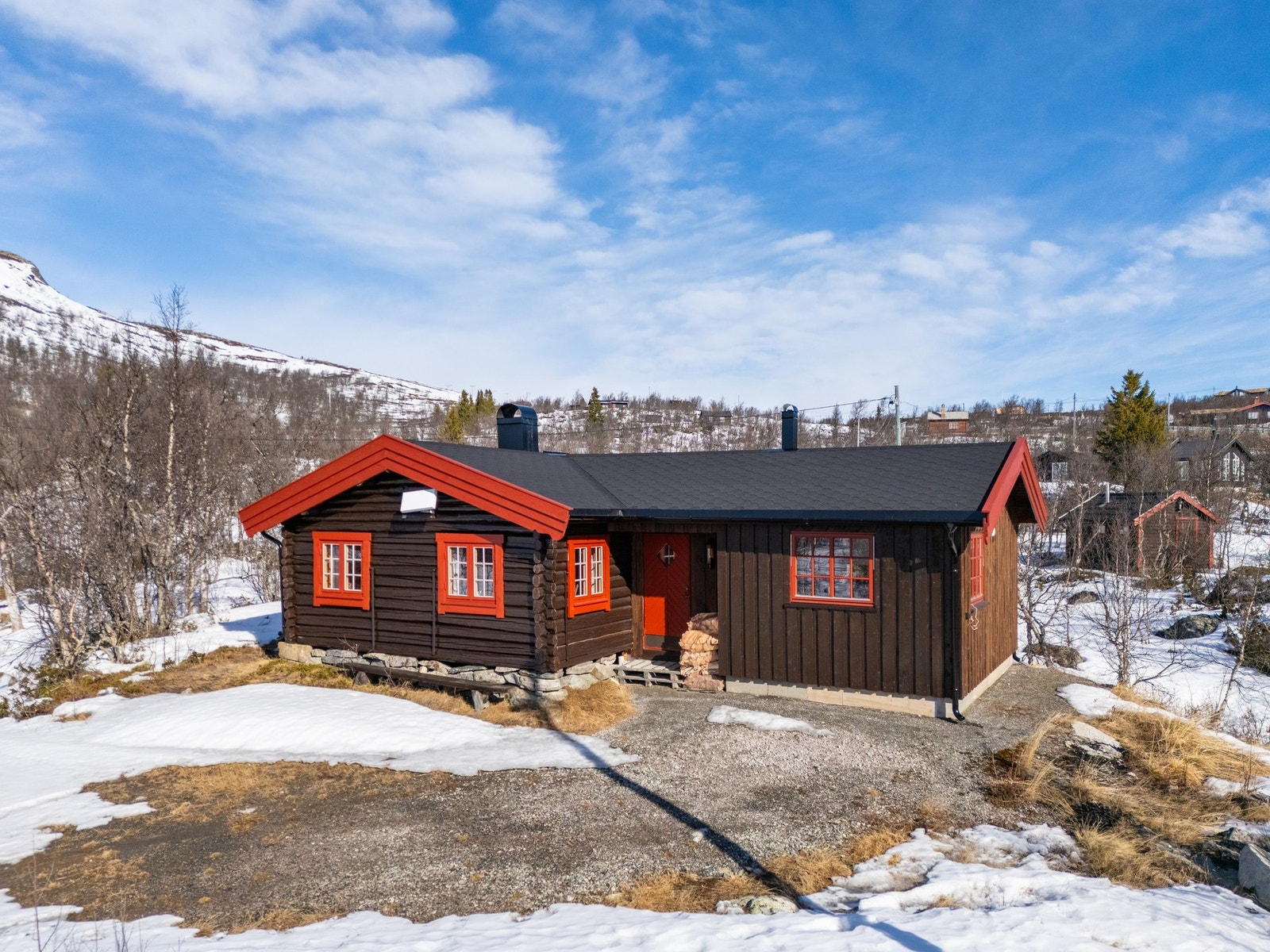 God plass til parkering utenfor hytten Galleribilde