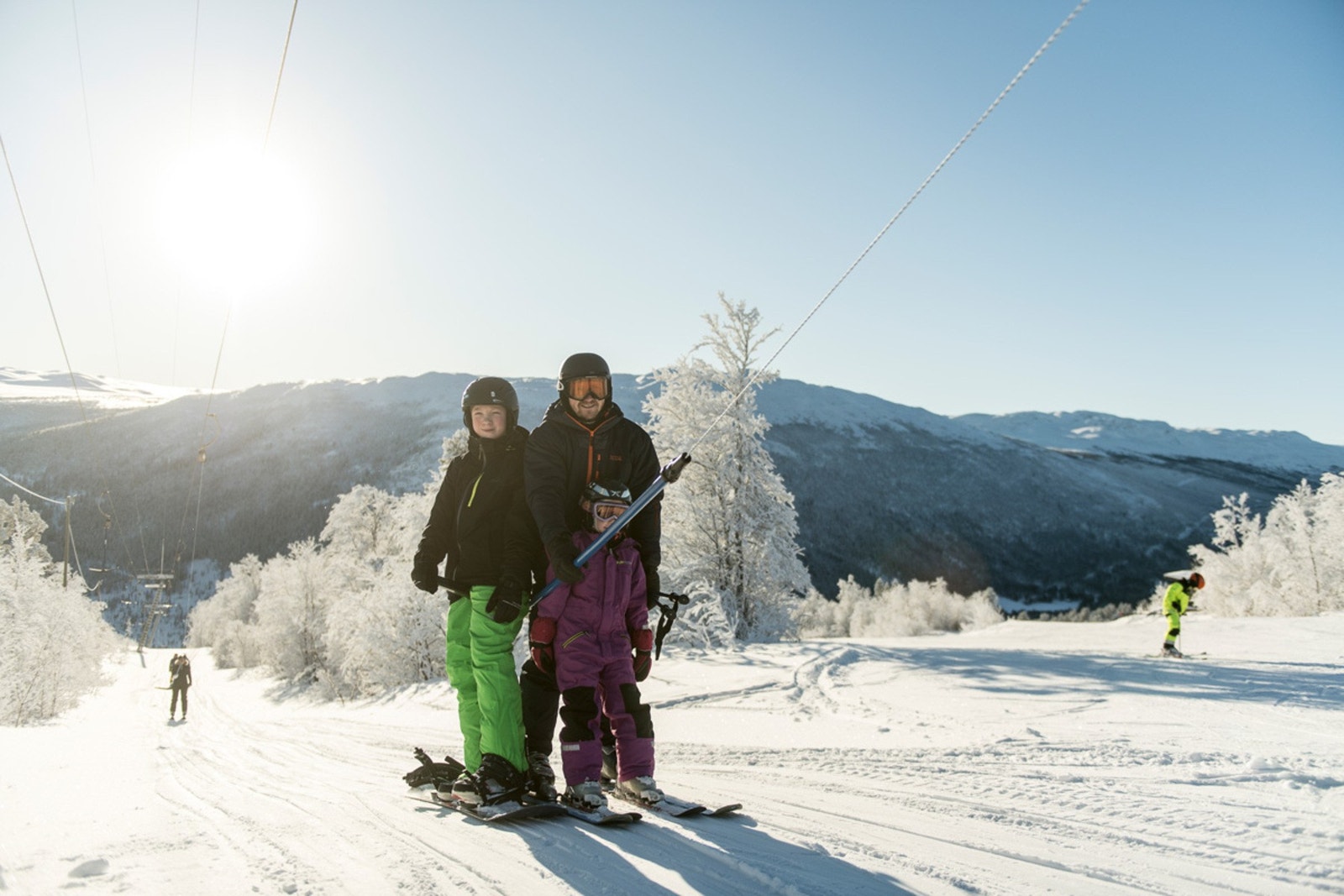 Kort vei til alpinbakkene, ta skia på skulderen og gå bort til toppen av Alpinparken til Skisenteret Galleribilde