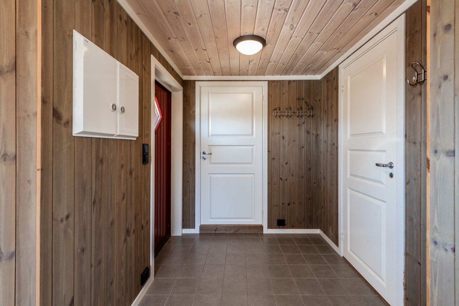 Romslig gang med plass til yttertøy Galleribilde