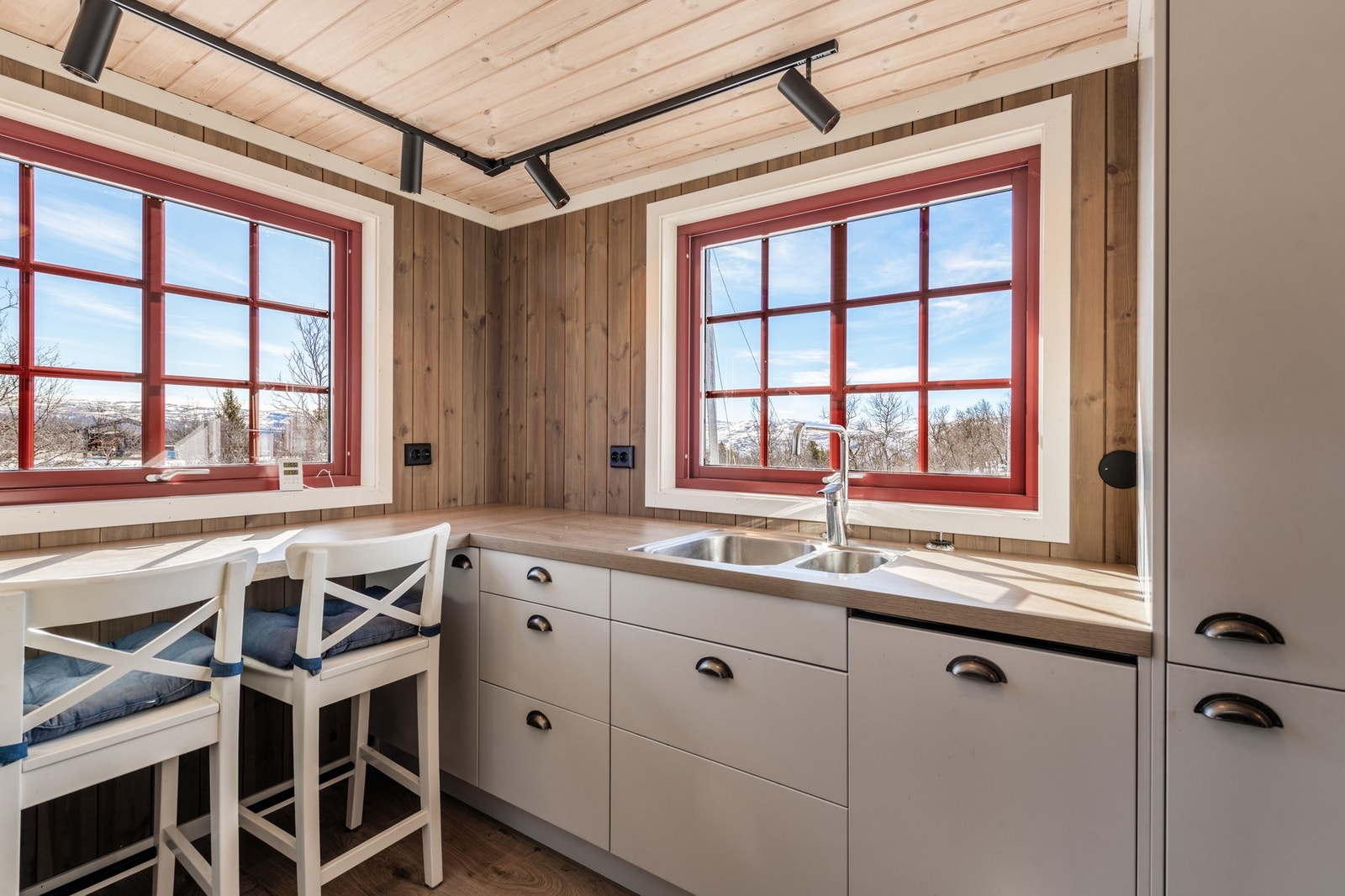 Stor benkeplass gjør det gøy å lage god mat Galleribilde