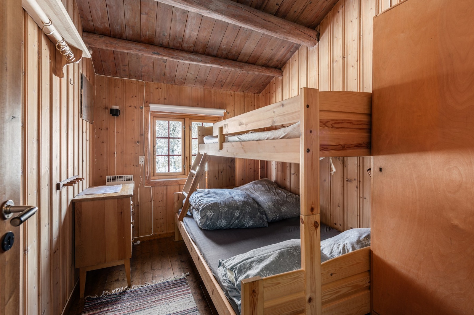 Hyttens andre soverom med familiekøye Galleribilde