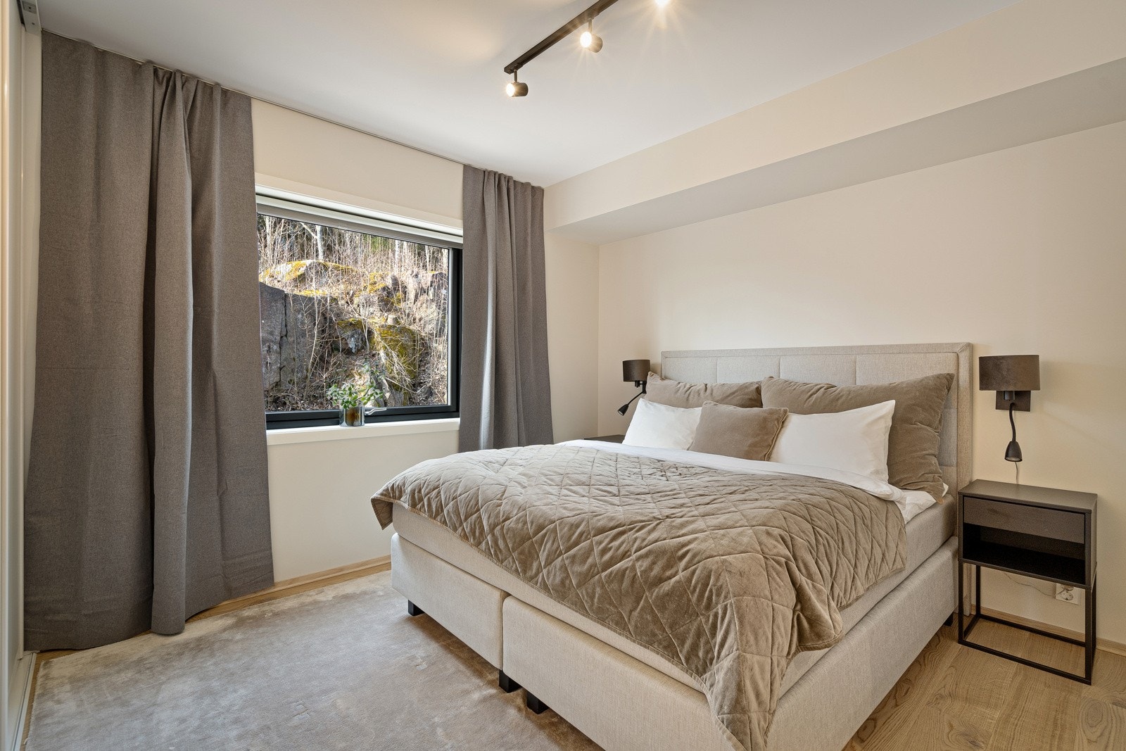 Lekkert hovedsoverom med stor skyvedørgarderobe Galleribilde