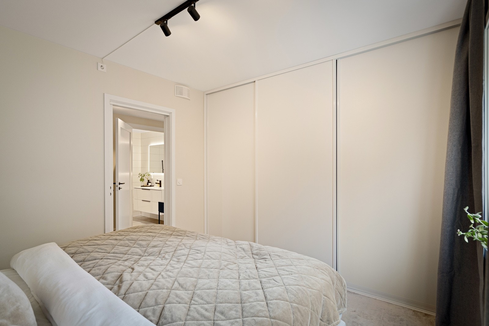 Lekkert hovedsoverom med stor skyvedørgarderobe Galleribilde