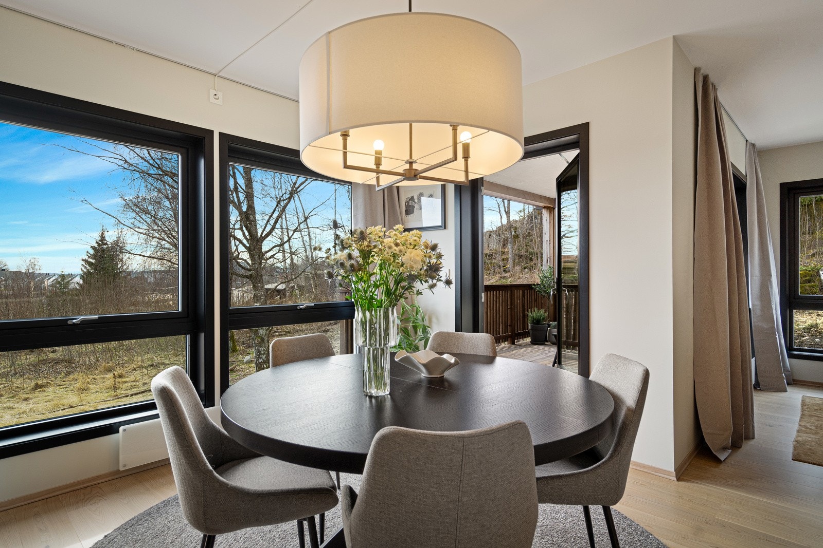 Romslig stue med flott utsikt og utgang til usjenert balkong Galleribilde