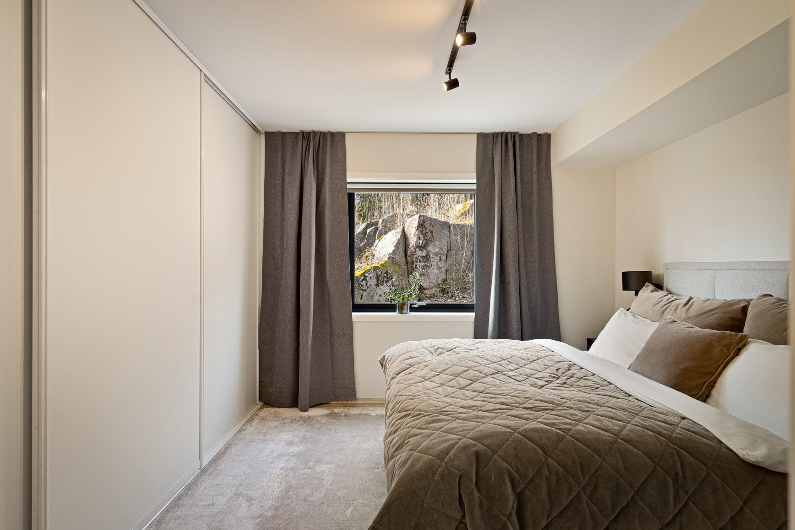 Lekkert hovedsoverom med stor skyvedørgarderobe Galleribilde