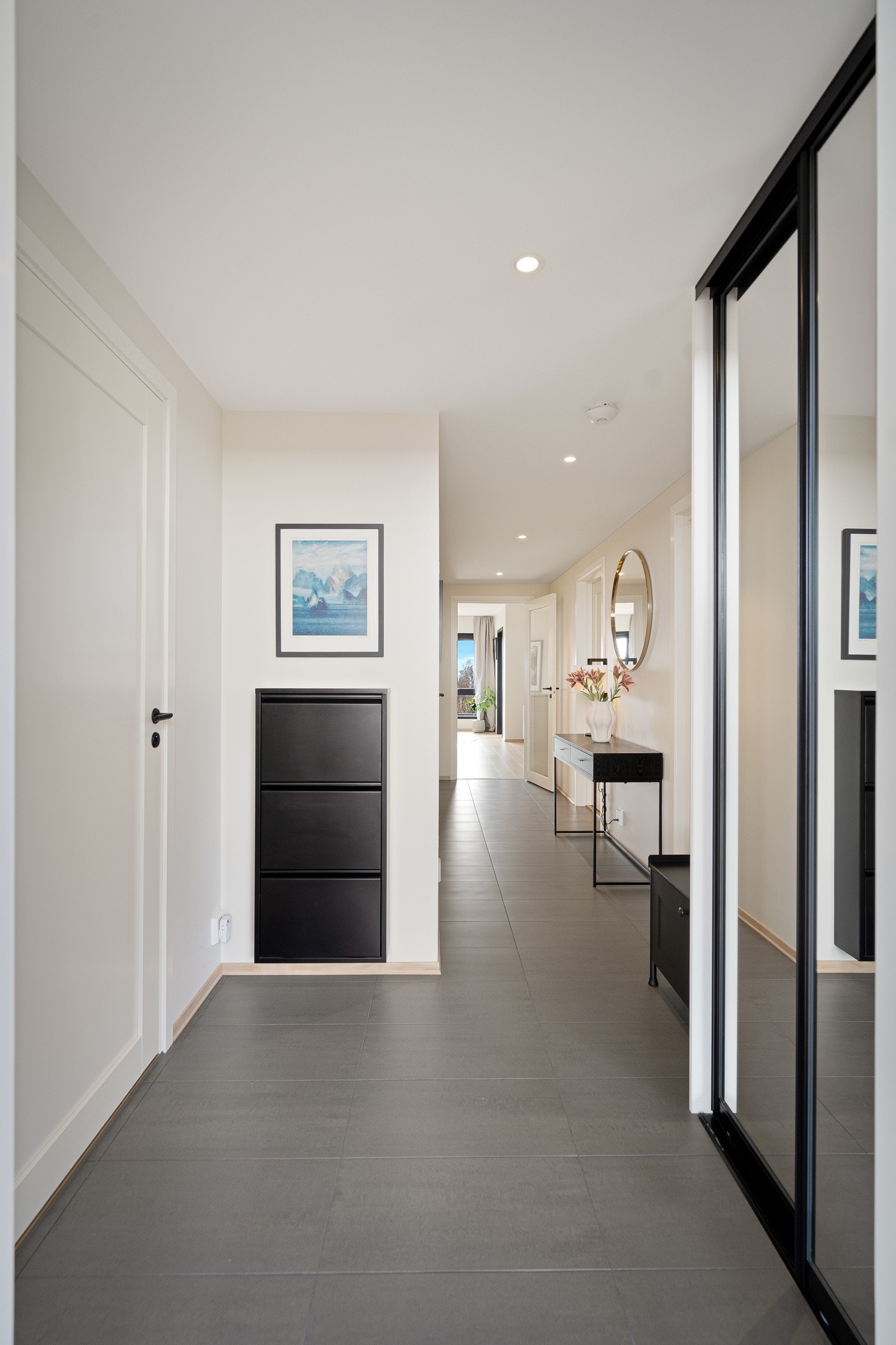 Romslig hall med stor skyvedørgarderobe Galleribilde