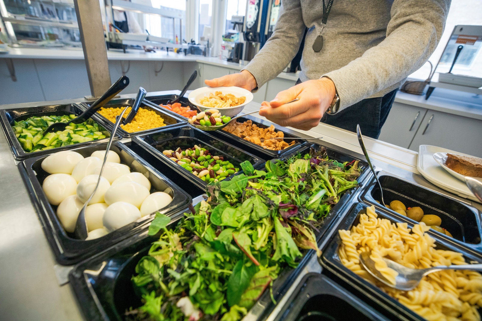 Hyggelig kantine i første etasje. Galleribilde