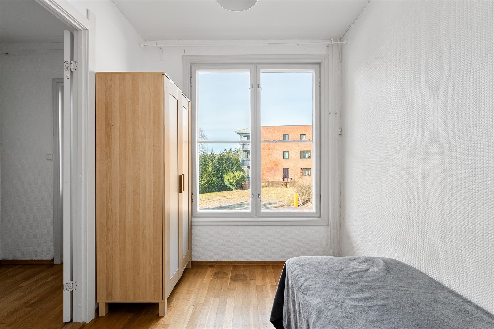 Gode vindusflater som tilfører rommet rikelig med naturlig lys. Galleribilde