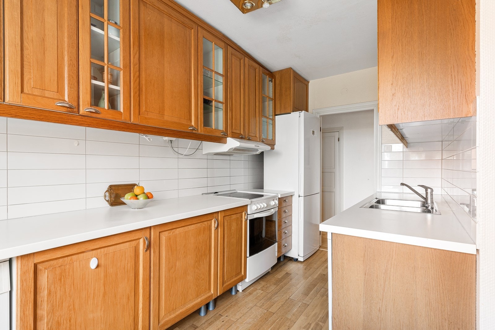 Separat kjøkken som byr på godt med arbeidsplass og oppbevaringsrom. Galleribilde