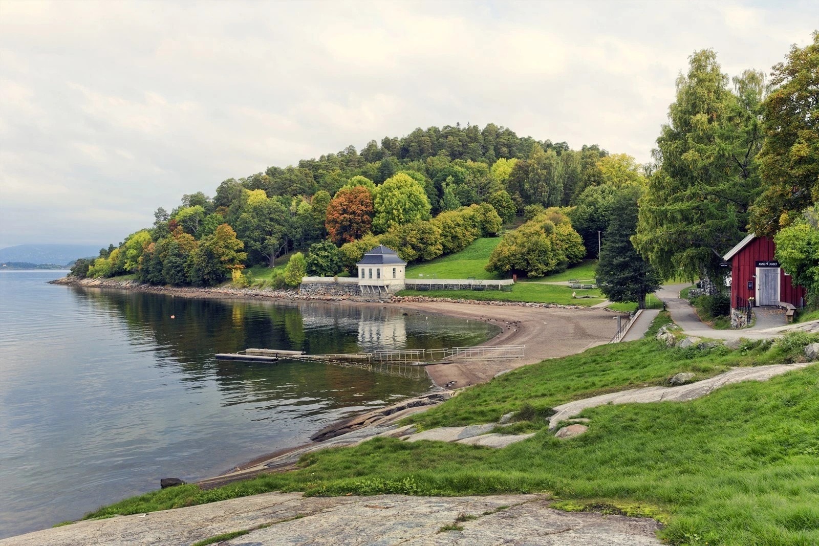 Kort avstand til en av Oslos mest populære badestrender som bl.a. Hvervenbukta. Her ligger også den svært idylliske kafeen Anne på Landet, hvor du kan nyte en deilig kopp kaffe og en av Oslos beste kanelboller mens du skuer ut over Oslofjorden. Galleribilde
