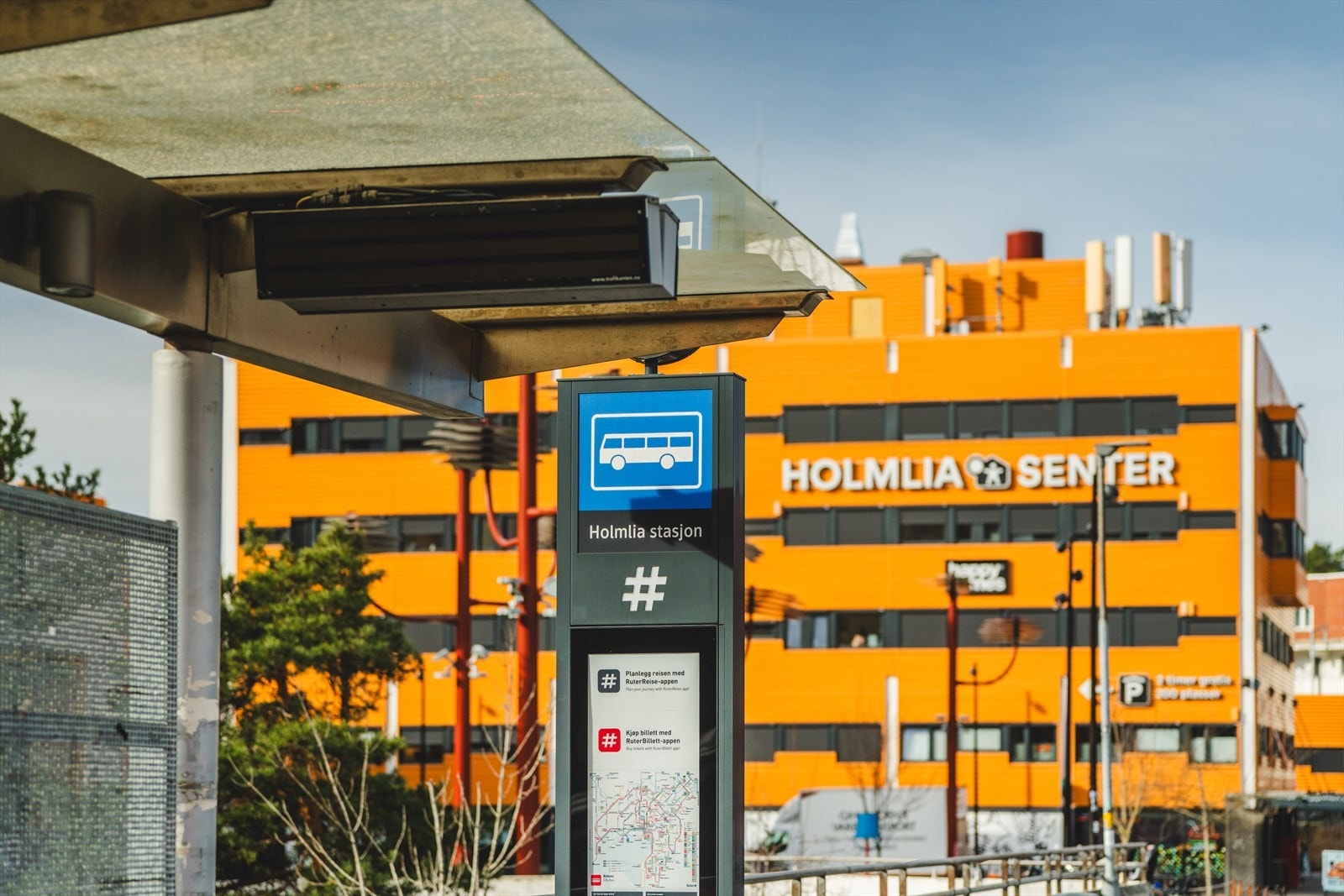 Området byr på god offentlig kommunikasjon med buss og tog. Det er ca. 3-5 min gange på gangvei til Holmlia togstasjon. Galleribilde