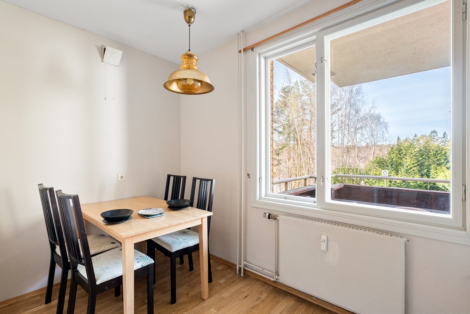 I hjørnet på kjøkkenet er det god plass til et hyggelig spisebord hvor frokosten og morgenkaffen kan nytes. Galleribilde