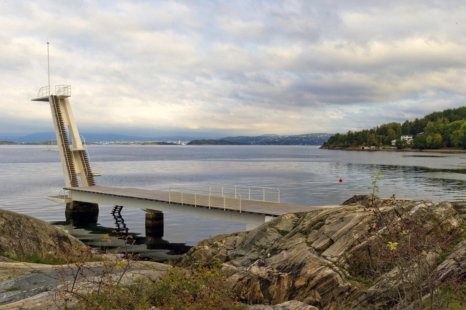 Ingjerstrand Bad er et populært og naturskjønt strandområde. Stranden har en vakker beliggenhet ved Bunnefjorden, og den har et av de beste utsiktene i området med panoramisk utsikt over fjorden og det omkringliggende landskapet. Galleribilde