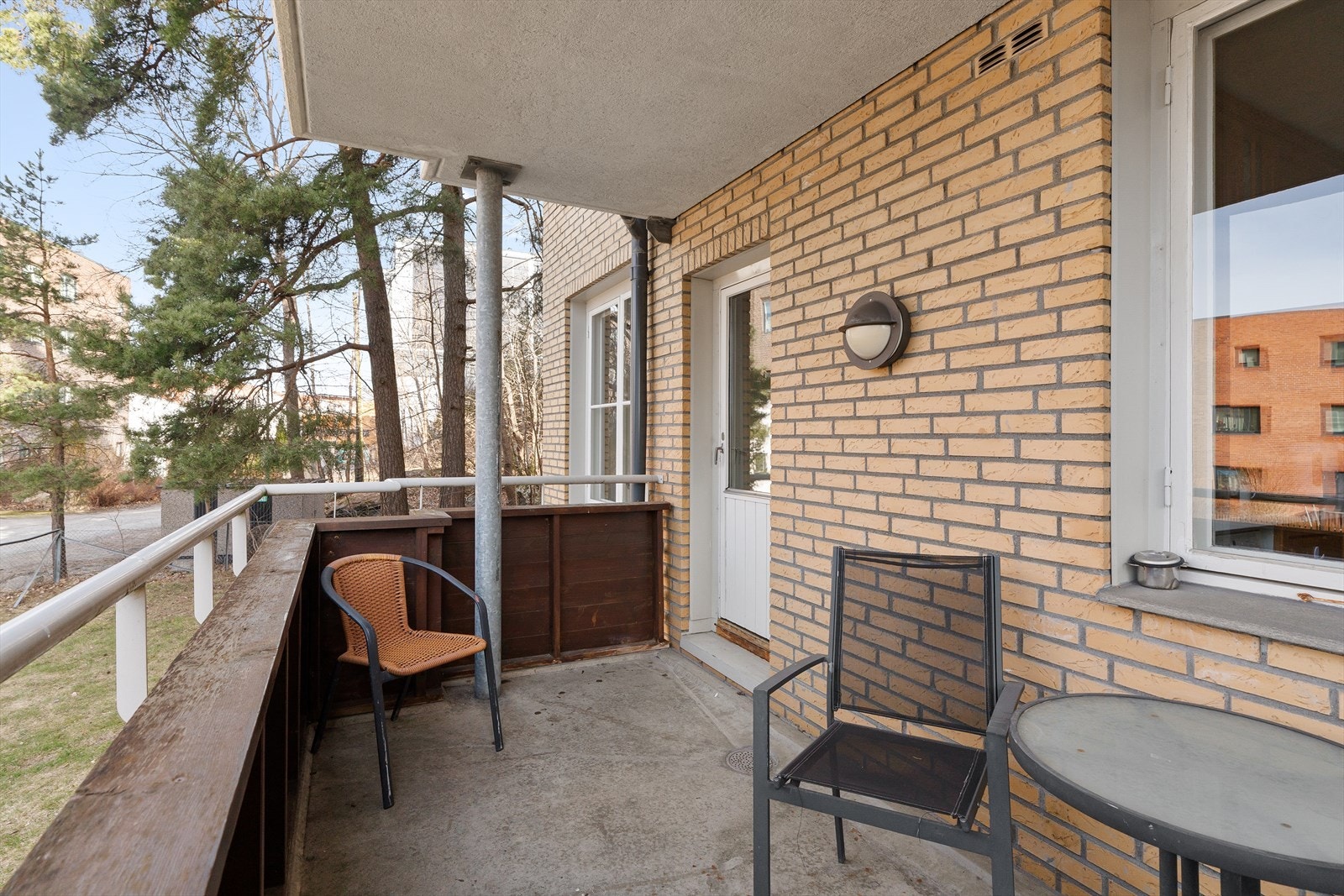 Det er god plass til en hyggelig sittegruppe hvor du kan nyte solen i de grønne omgivelsene. Galleribilde