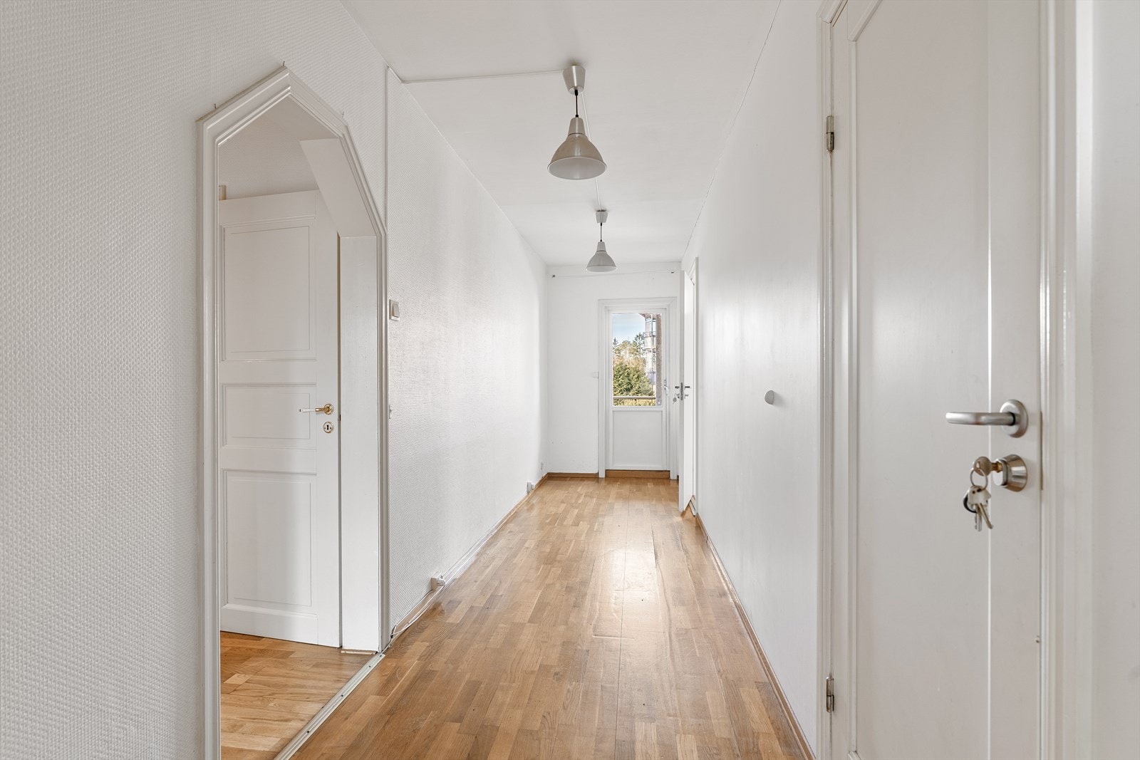 Du ønskes velkommen av en lys entré med gode muligheter for oppheng av ytterklær. Galleribilde