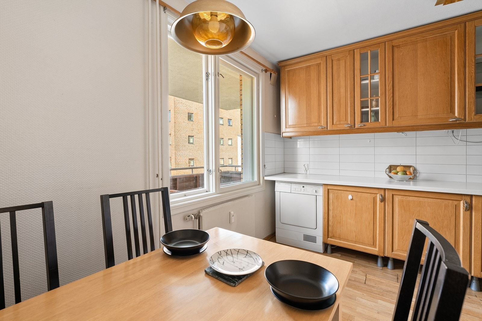 Kjøkken med plass til sittegruppe. Galleribilde