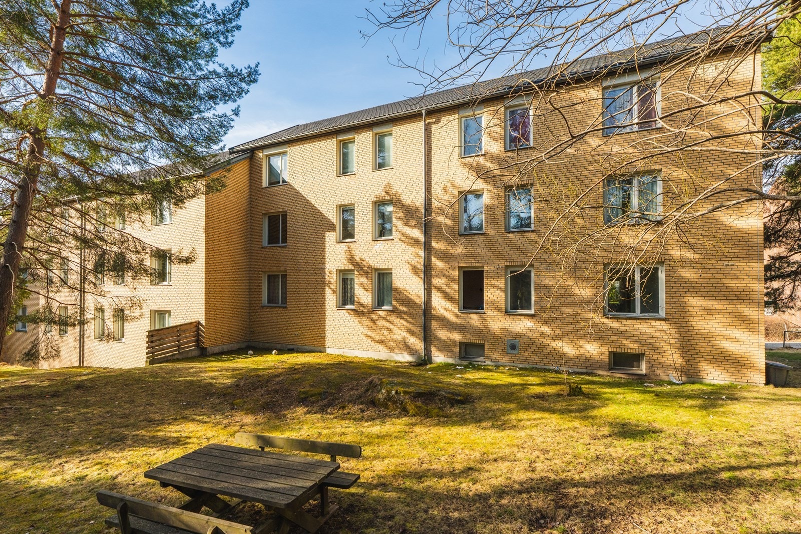 Her får du gangavstand til Oslofjorden med badeplass ved Hvervenbukta og Fiskevollbukta samt nærhet til marka med badevann, lysløyper og turterreng. Galleribilde