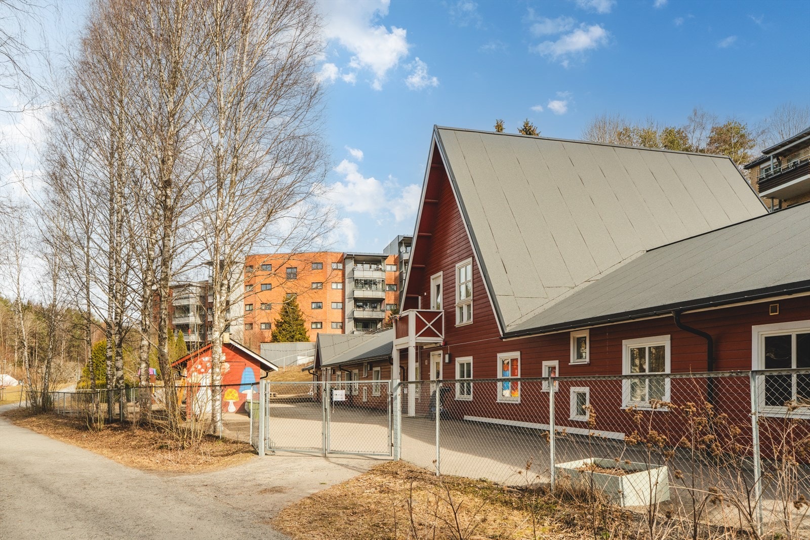Det er kort gangavstand til alt man trenger i hverdagen, inkludert barnehage, skole, servicetilbud og kollektivtransport. Galleribilde