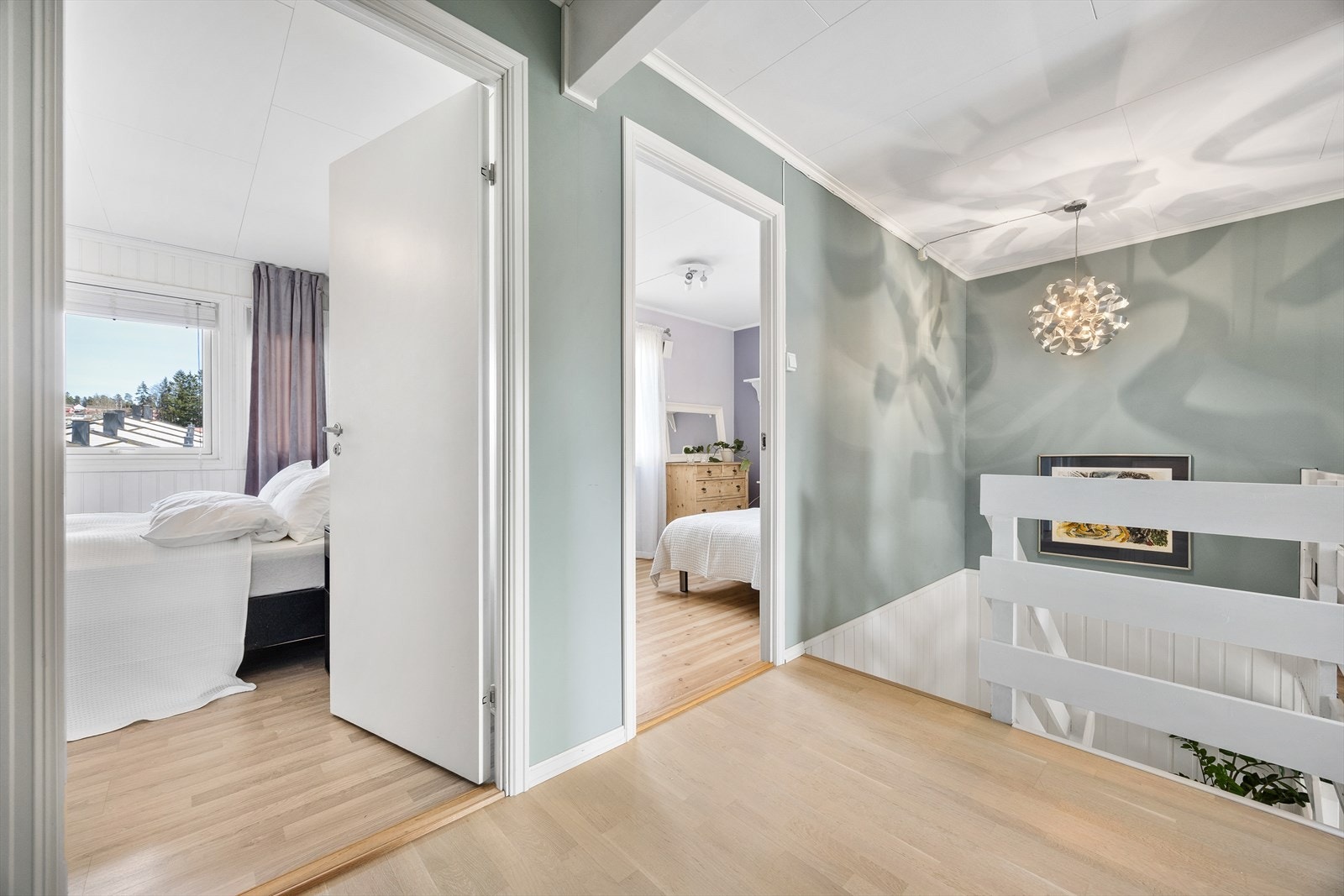 Familievennlig planløsning med 3 av 4 soverommene plassert i samme etasje. Galleribilde