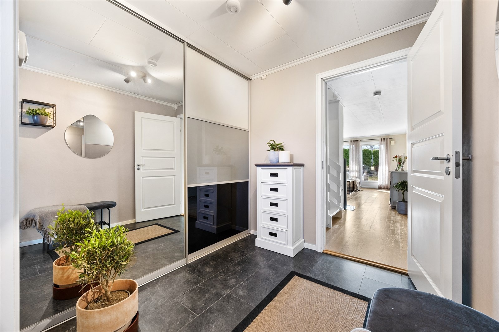 Stor og romslig èntre på ca 11,3m2. Her er etablert skyvedørsgarderobe med god plass til oppbevaring. Galleribilde