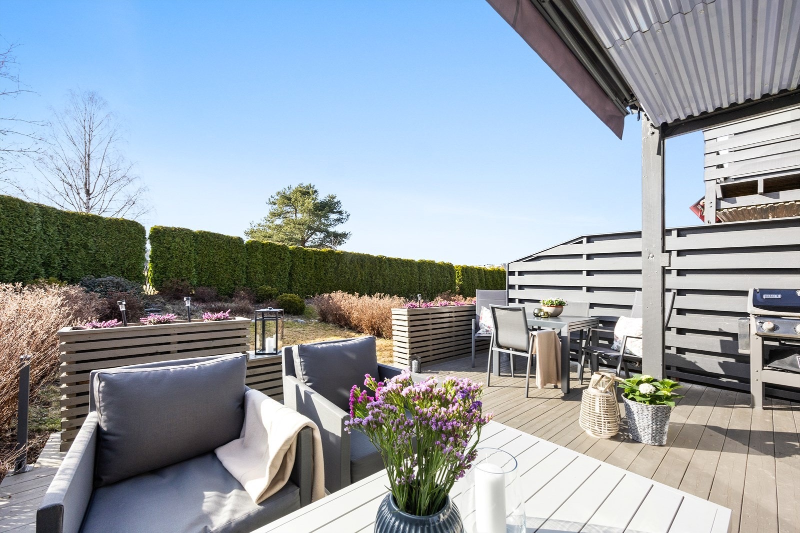 Terrassen vender mot vest og kan skilte med sol fra ettermiddag til solnedgang Galleribilde