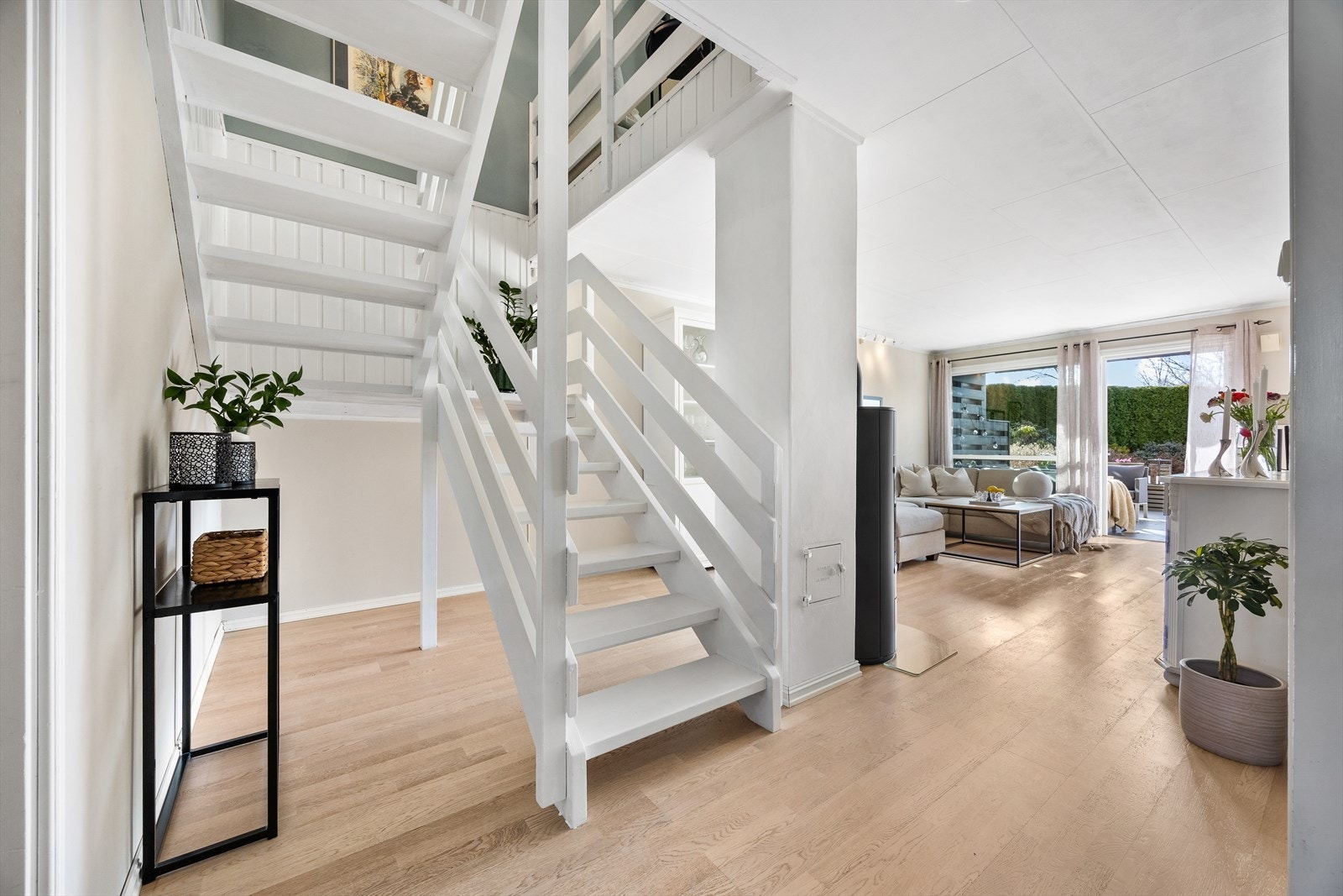 Fra gangen er det åpent inn mot stuen. Galleribilde